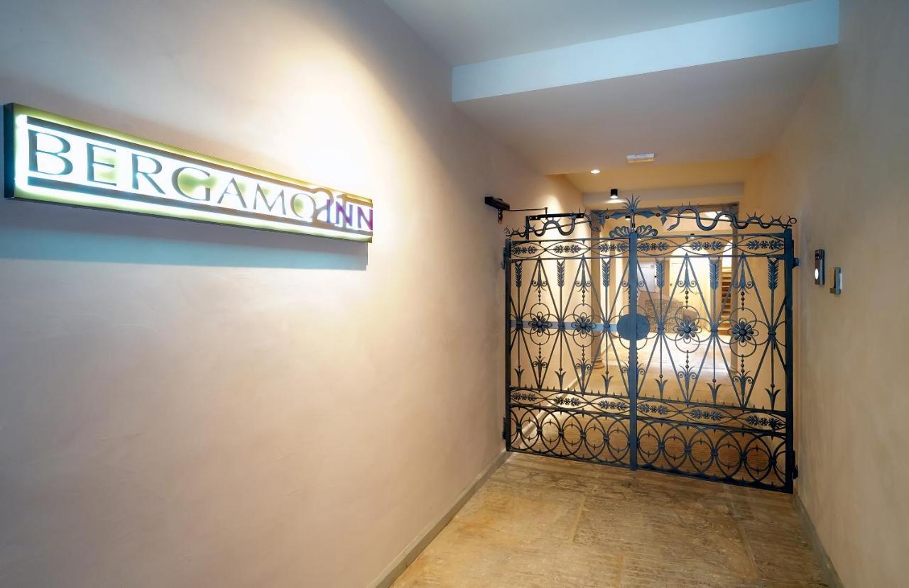 Bergamo Inn 21 Extérieur photo Entrance to the Bergman Center